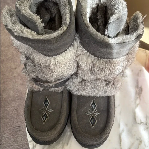 Manitobah Gray Suede Beaded Mukluks Women’s Size 9 - Picture 5 of 9
